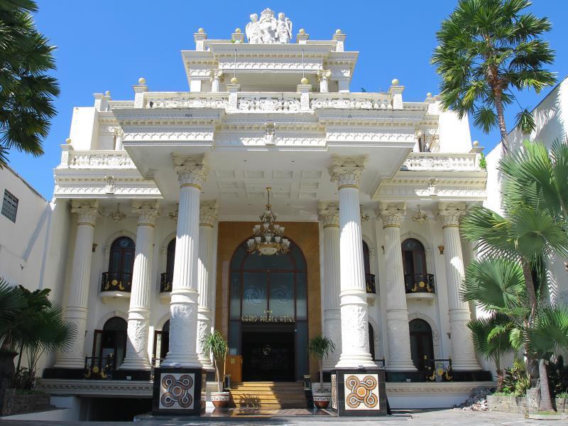 The Grand Palace Hotel Malang Exteriör bild
