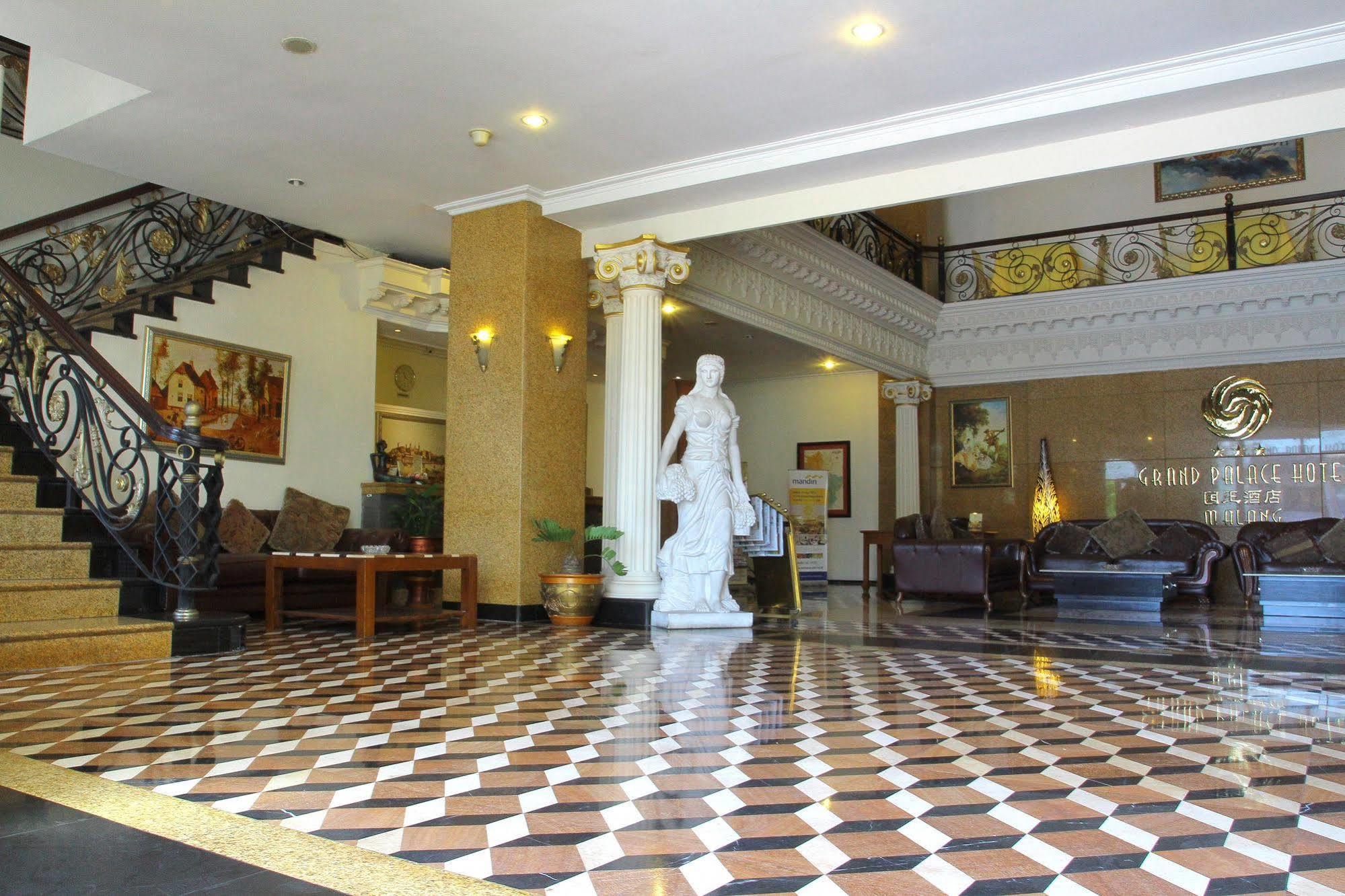 The Grand Palace Hotel Malang Exteriör bild