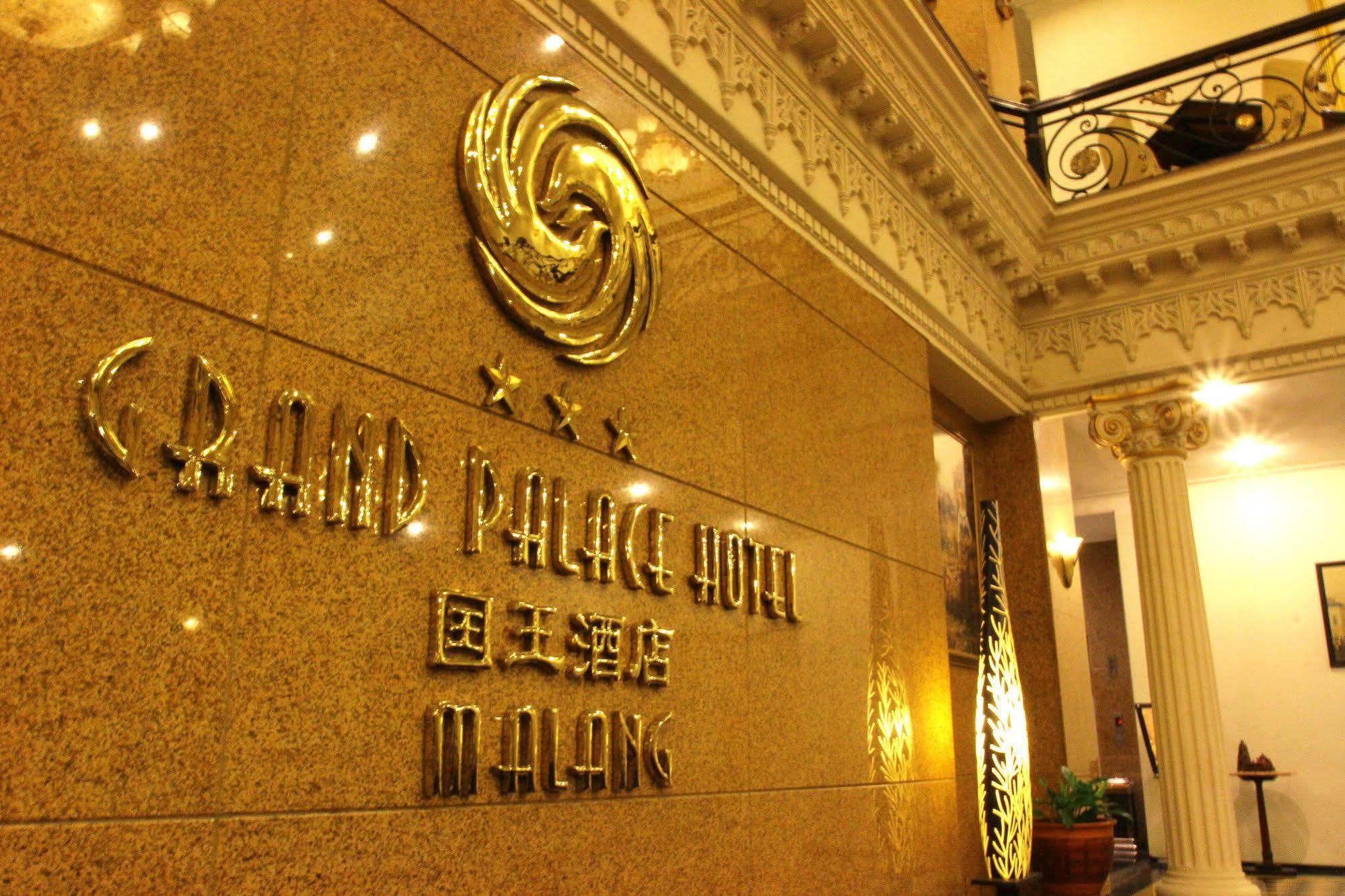 The Grand Palace Hotel Malang Exteriör bild