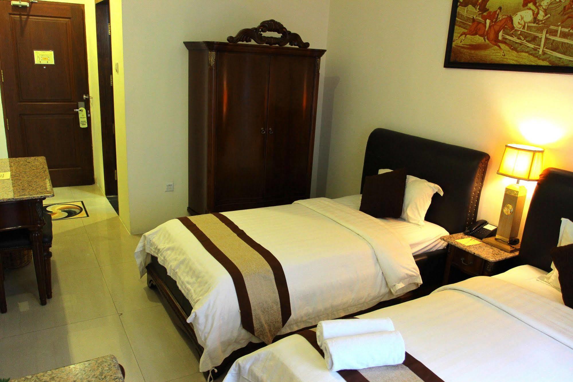 The Grand Palace Hotel Malang Exteriör bild