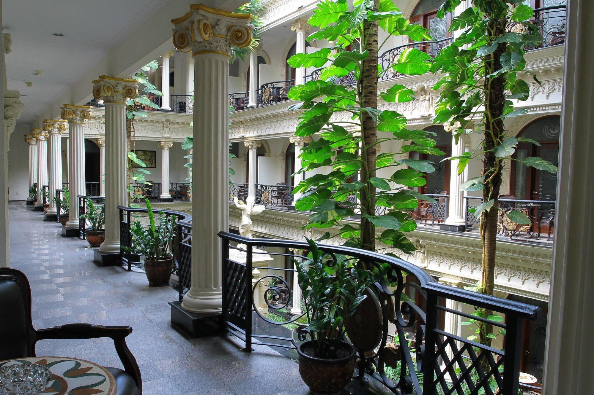 The Grand Palace Hotel Malang Exteriör bild