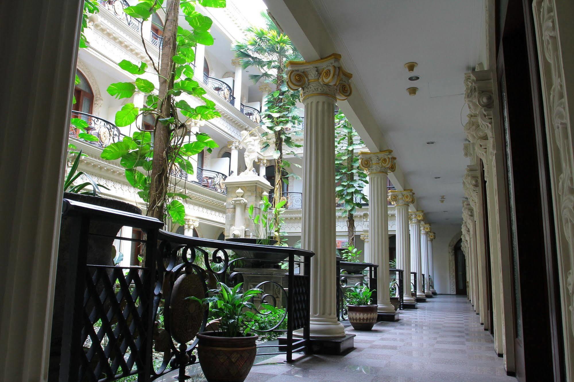 The Grand Palace Hotel Malang Exteriör bild